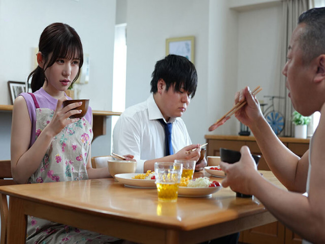 Bố chồng đè con dâu ra hiếp hàng đêm