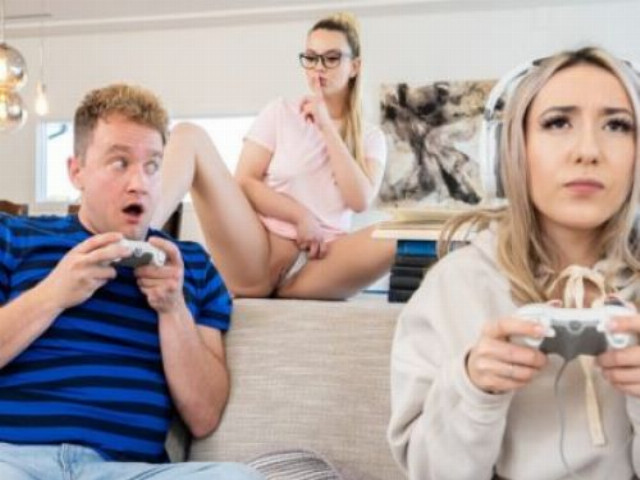 Mải chơi game để người yêu địt bạn thân